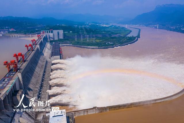 长江三峡大坝洪水态势与应对策略概述